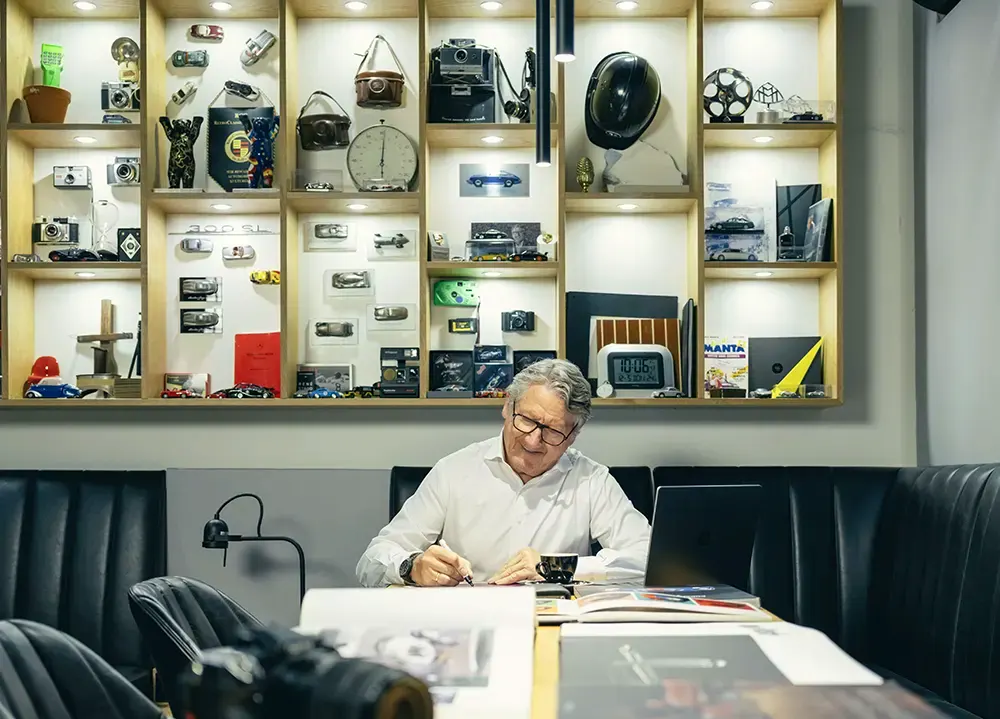 René Staud in der Lounge der Staud Studios