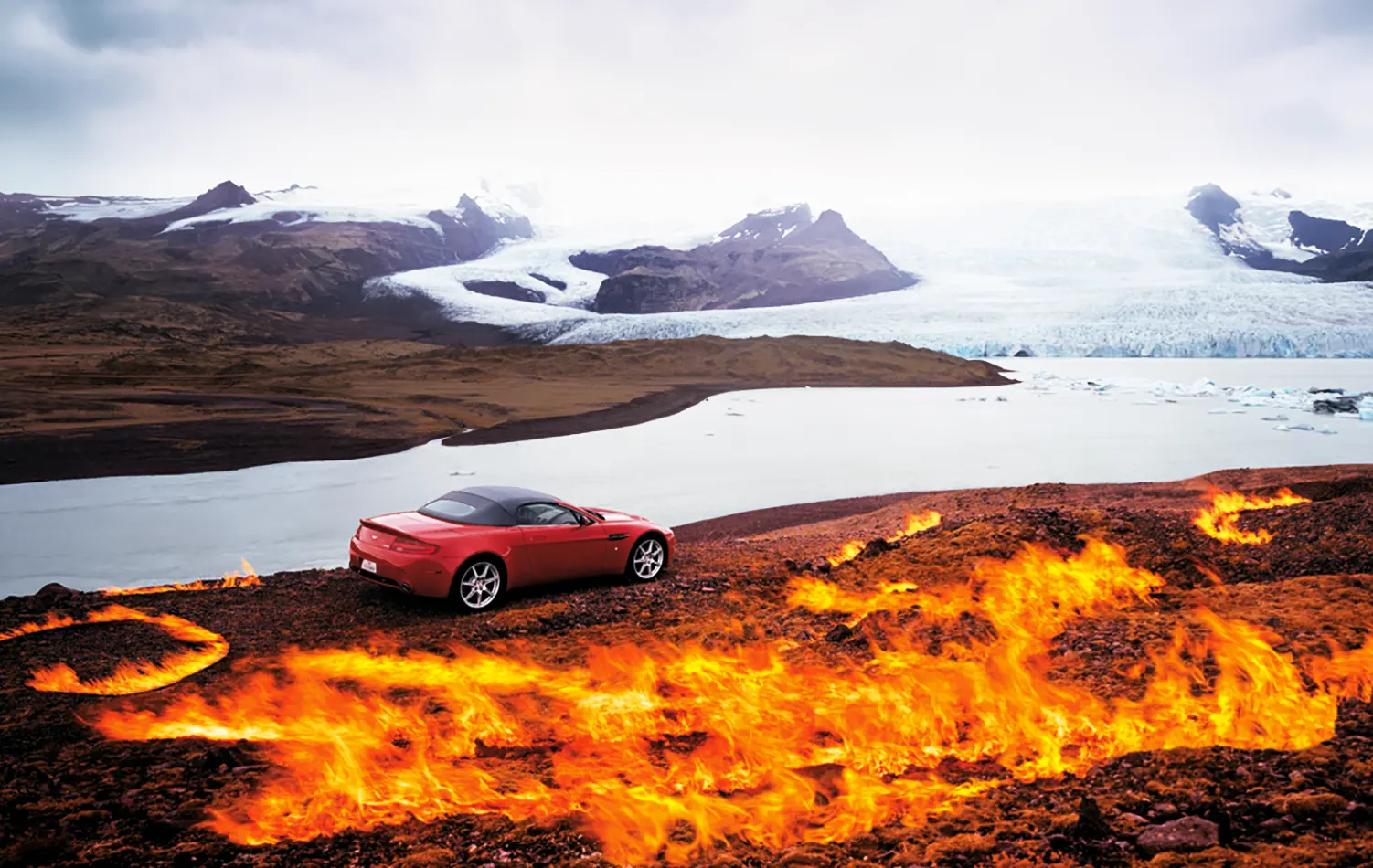 Aston Martin V8 Roadster auf Island vor einem Lavafeld