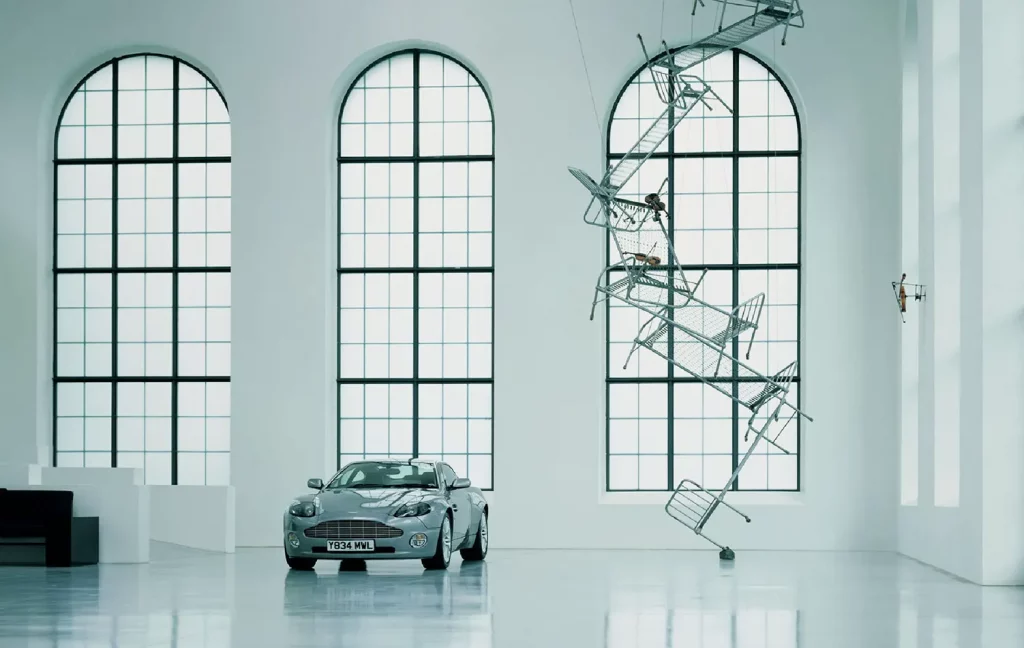 Aston Martin mit einem Werk von Rebecca Horn