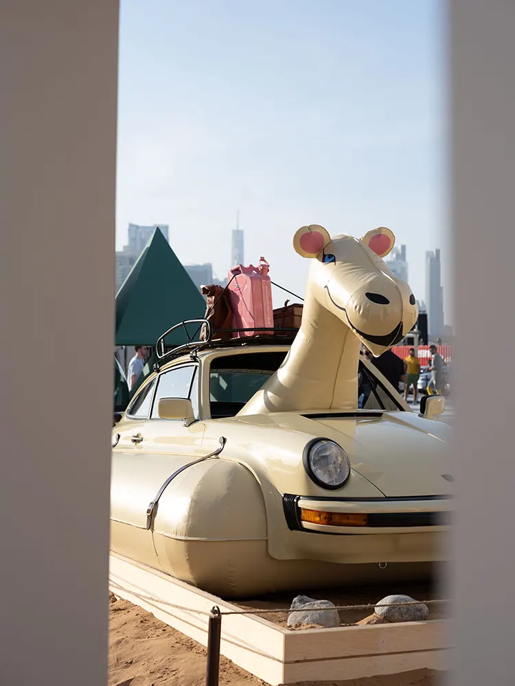 Icons of Porsche – ein Porsche mit Kamel