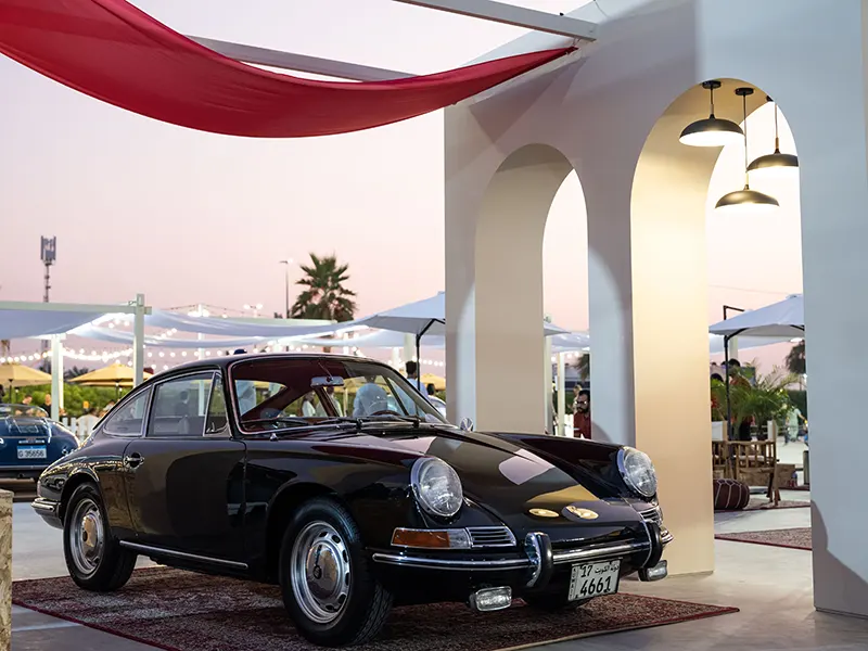 Ein schwarzer Porsche 912 Dubai IOP